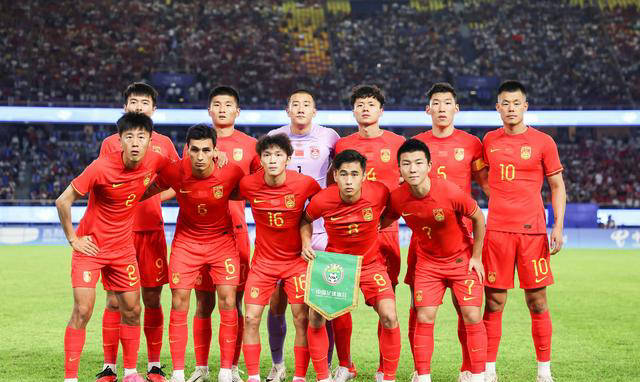 比赛中球队战术灵活变化，取得胜利