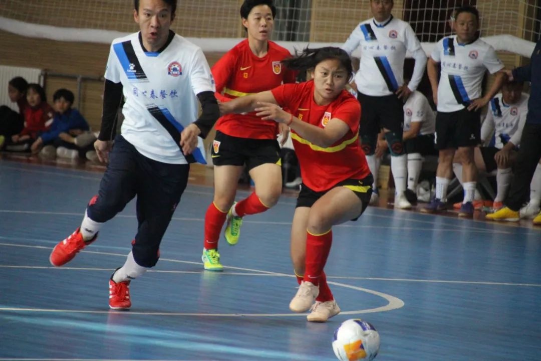 国际女足比赛现场热闹，球迷激情呐喊助威支持