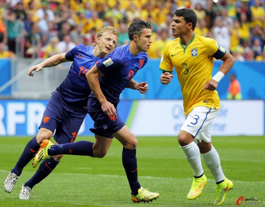 关于荷兰稳坐领先，阵容稳定取得三连胜的信息