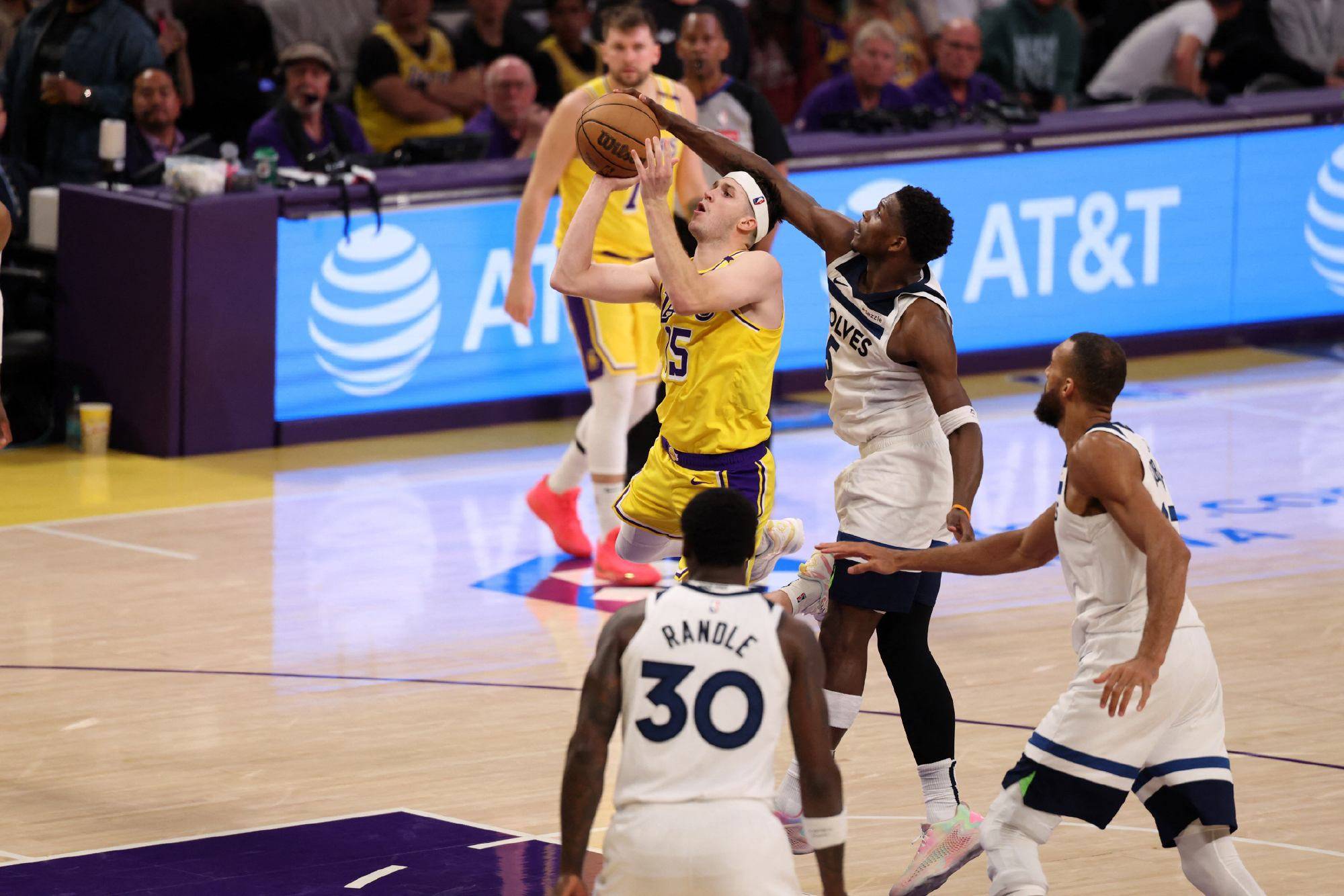 -包含湖人三分球火热，轻松战胜森林狼的词条