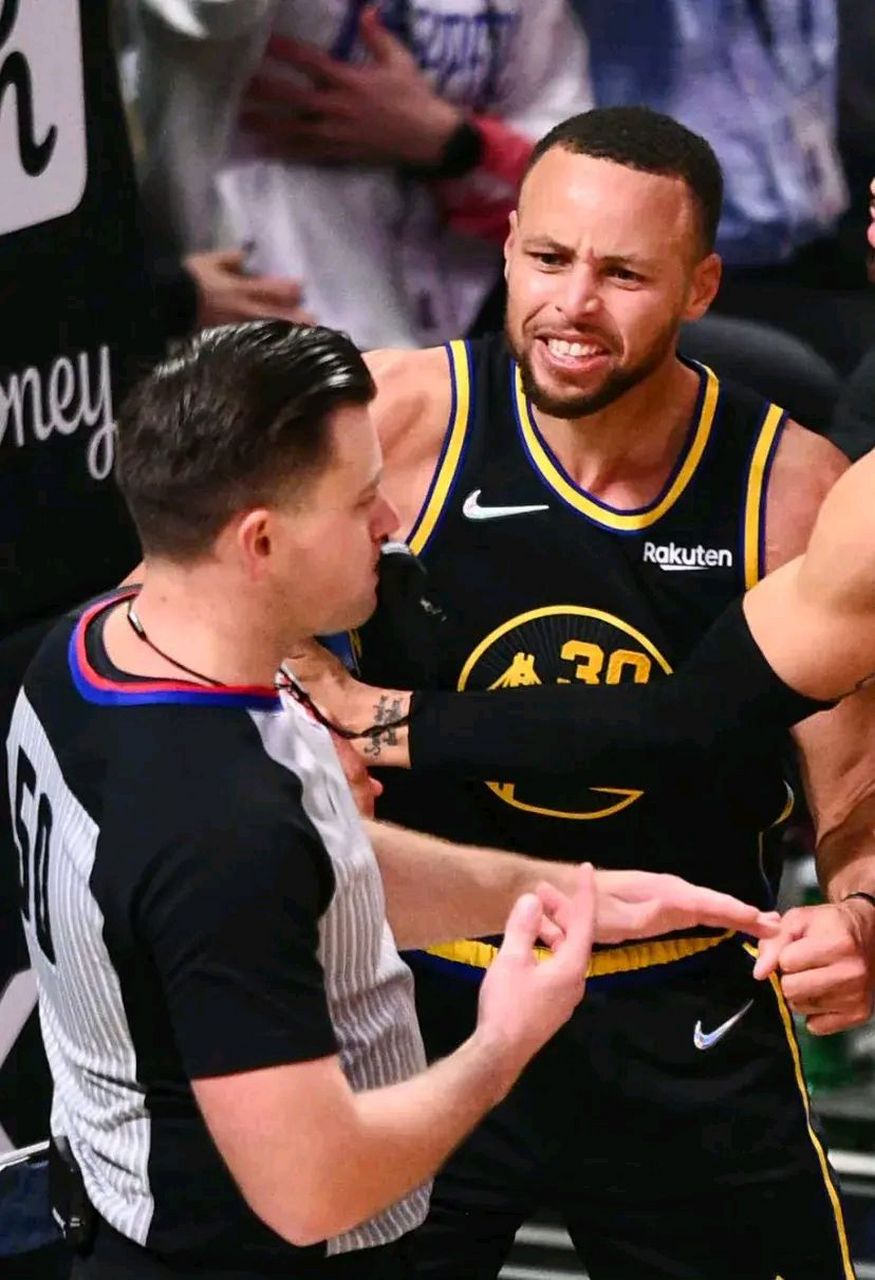 鹰队员团结协作力克对手在比赛中赢球的简单介绍