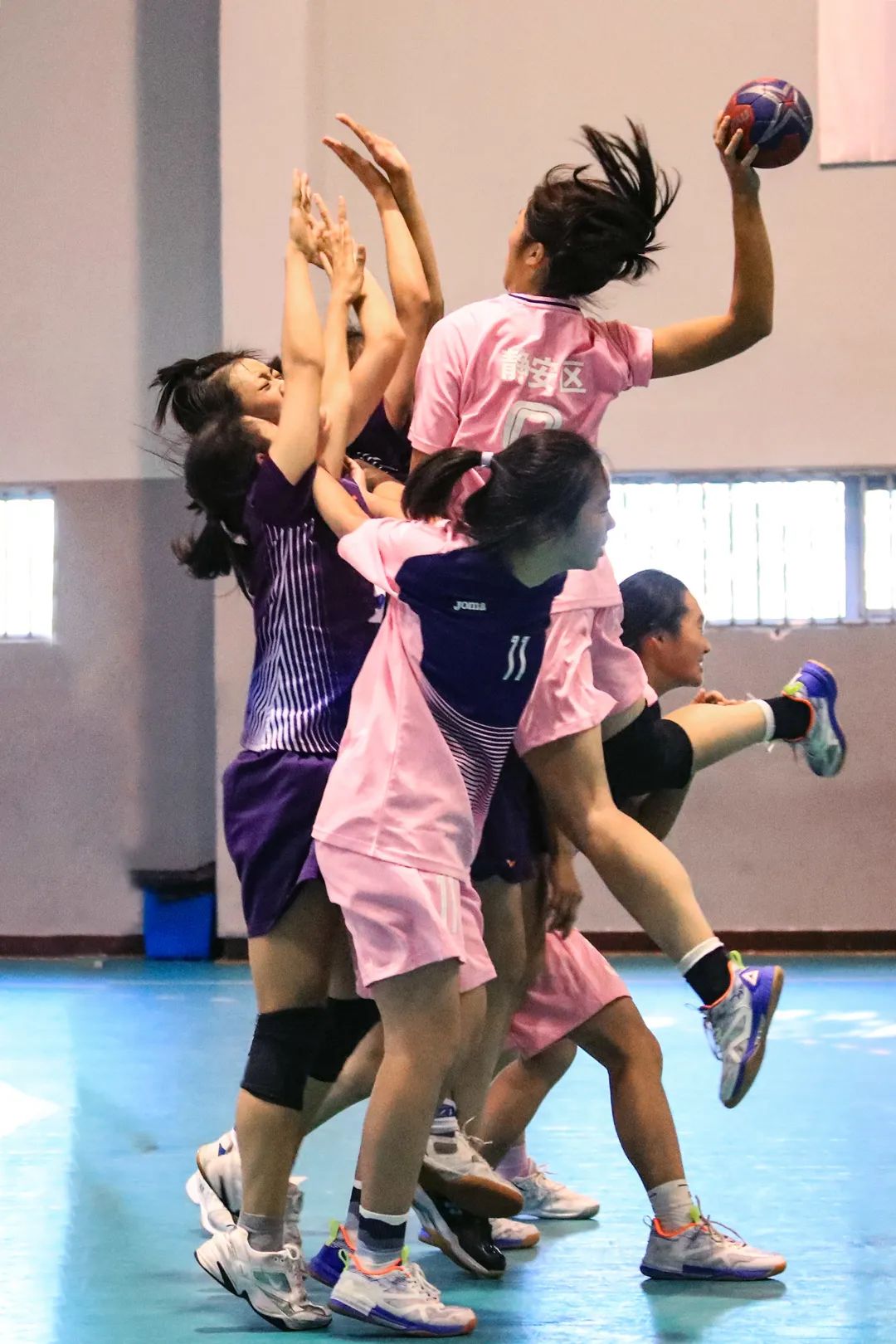 法国手球队奋勇拼搏，夺得冠军