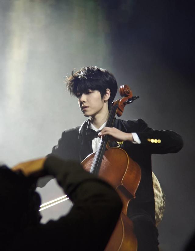 开云体育中国-星光璀璨球队斩获三分，豪取胜利