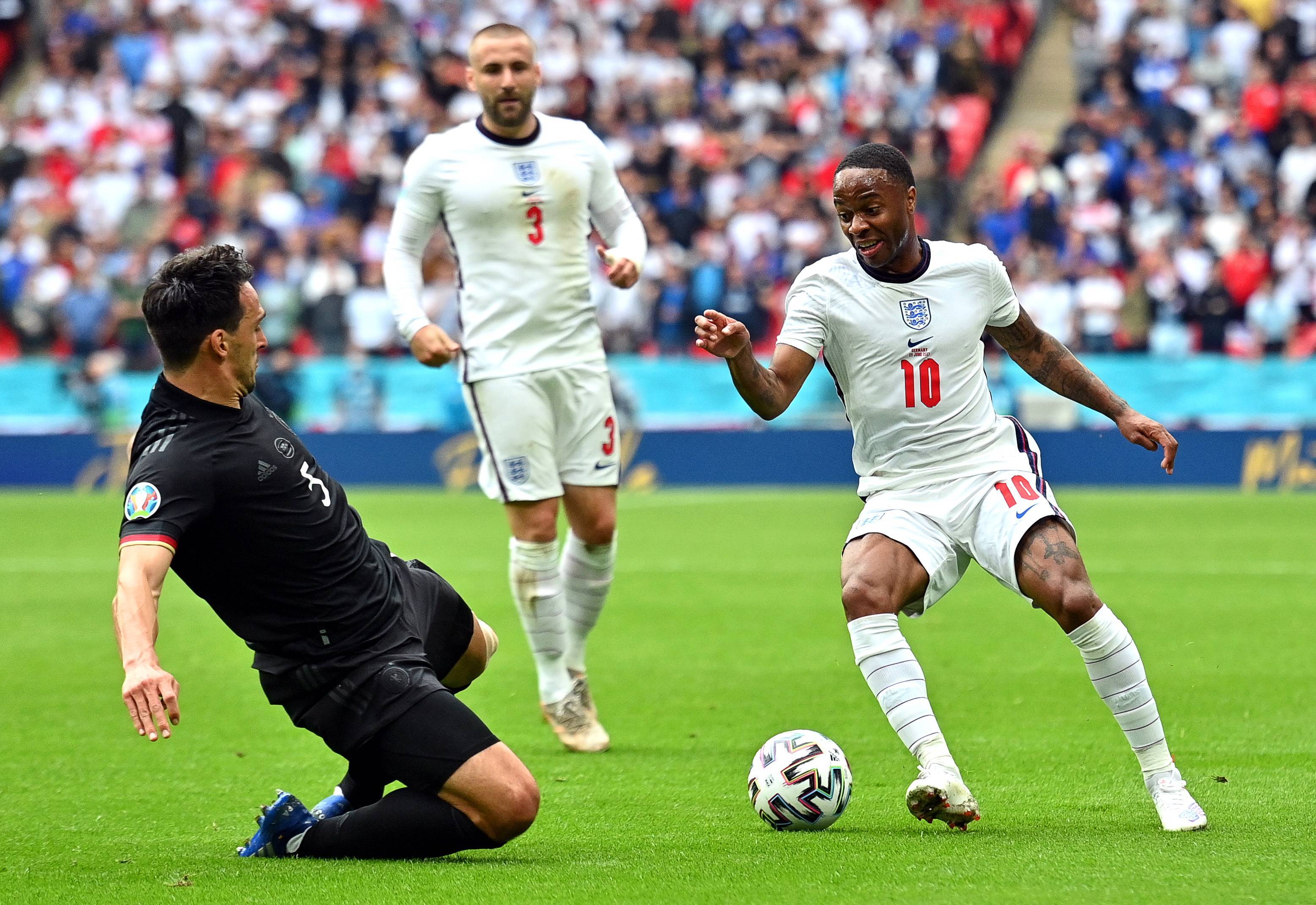 足球明星在欧预赛中展现出色表现 足球明星在欧预赛中展现出色表现