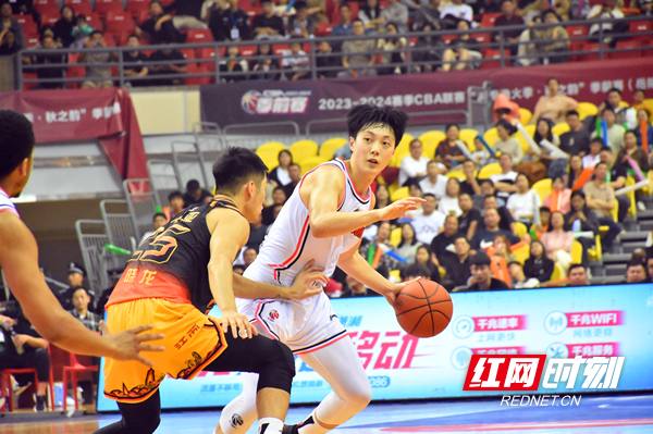 包含球迷们为顶级篮球赛事疯狂打call的词条