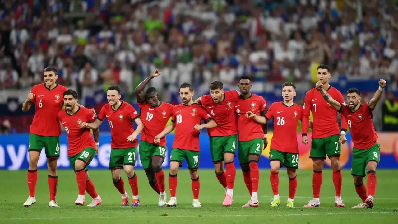 西班牙与瑞士在赛场上展开激烈比拼 西班牙与瑞士在赛场上展开激烈比拼