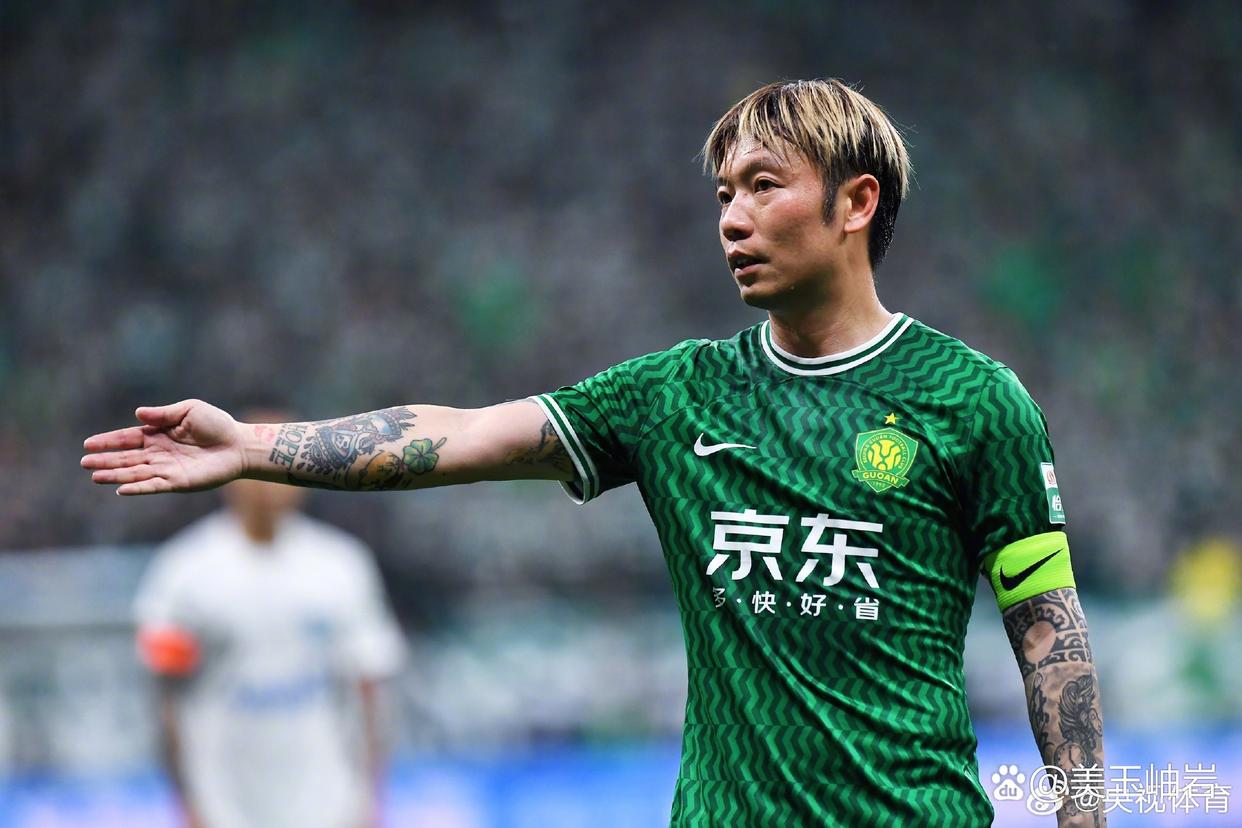 关于日本足球巨星表示将在国内联赛继续征战的信息