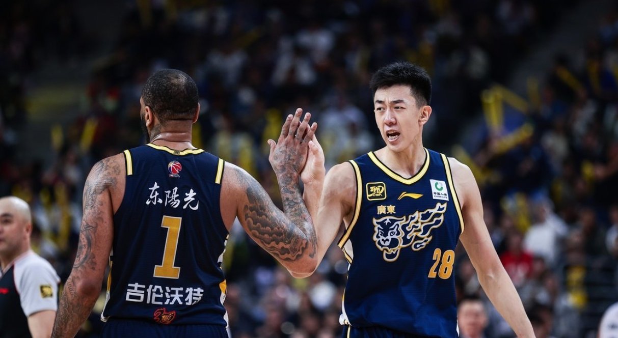 开云体育平台APP-曲棍球比赛中场面混乱，裁判受挑战