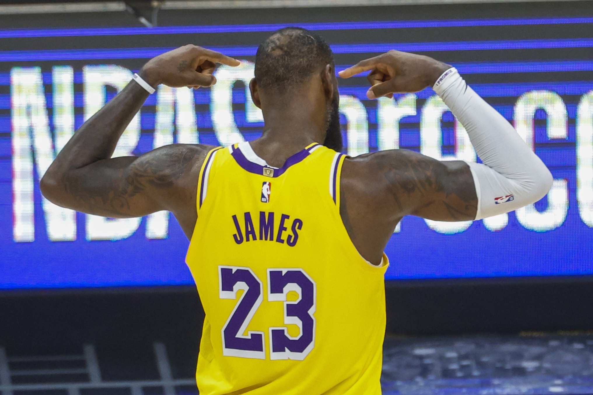 曲棍球比赛中场面混乱,裁判受挑战 曲棍球比赛中场面混乱,裁判受挑战