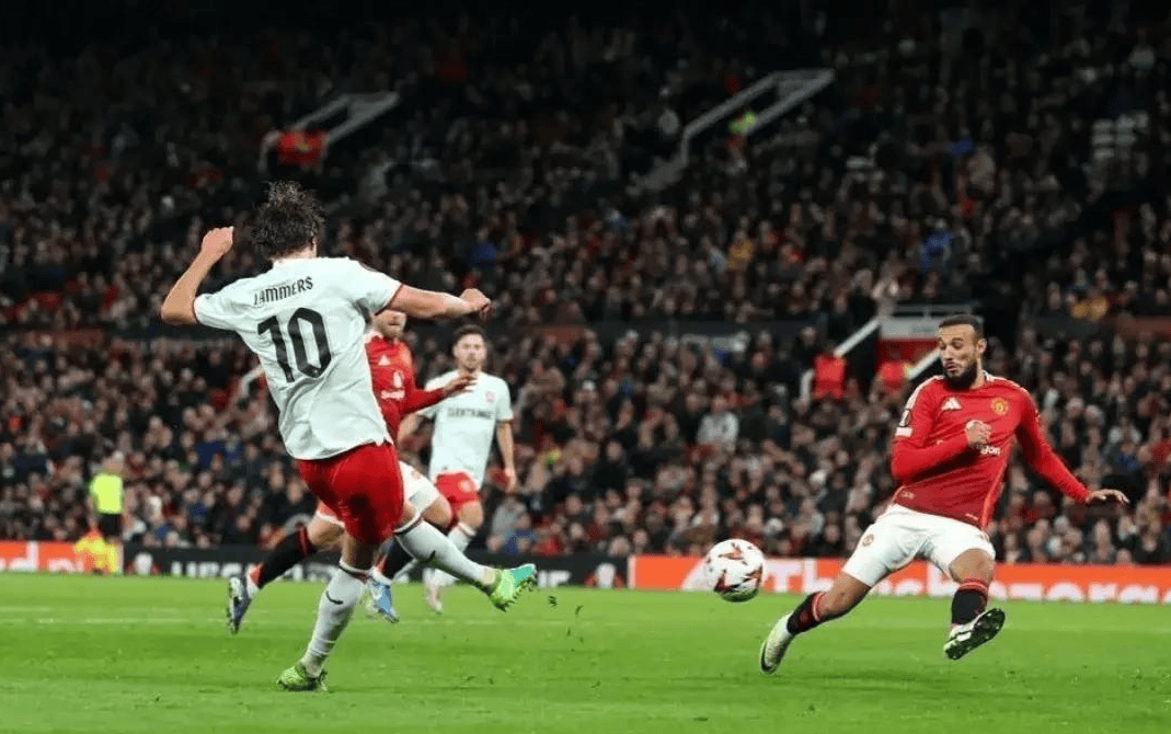 包含曼联客场一役被逼平，积分排名受损的词条