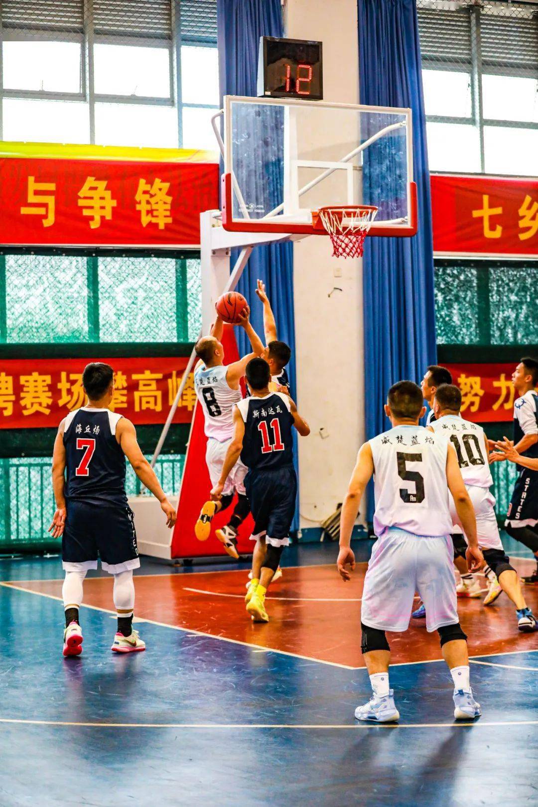 红队与蓝队在场上展开激烈对决