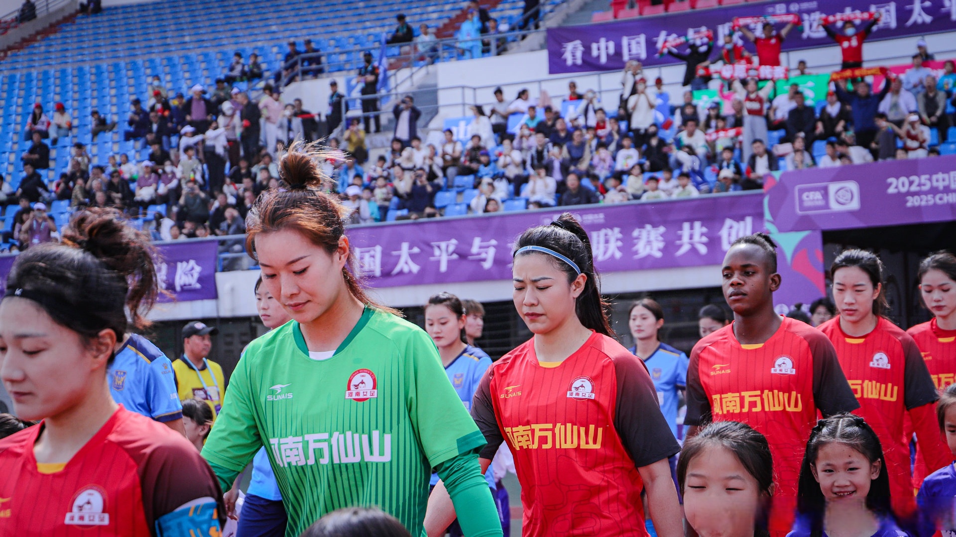 国内足球联赛胜者赢得掌声喝彩