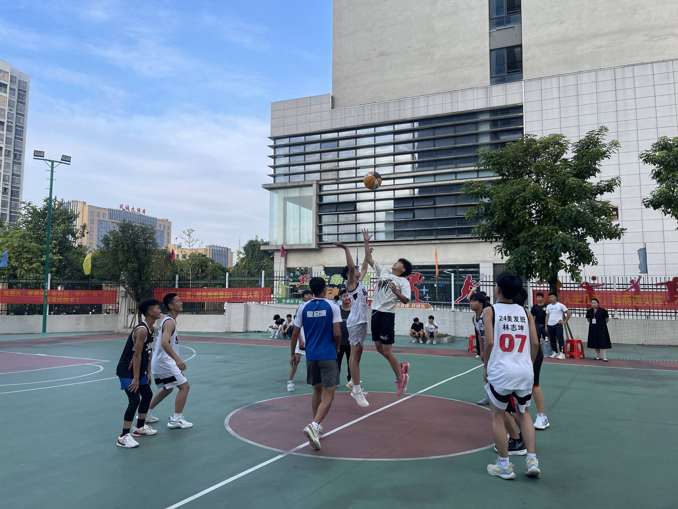 开云体育官网-队员风采！比赛中表现出色的球员引人注目