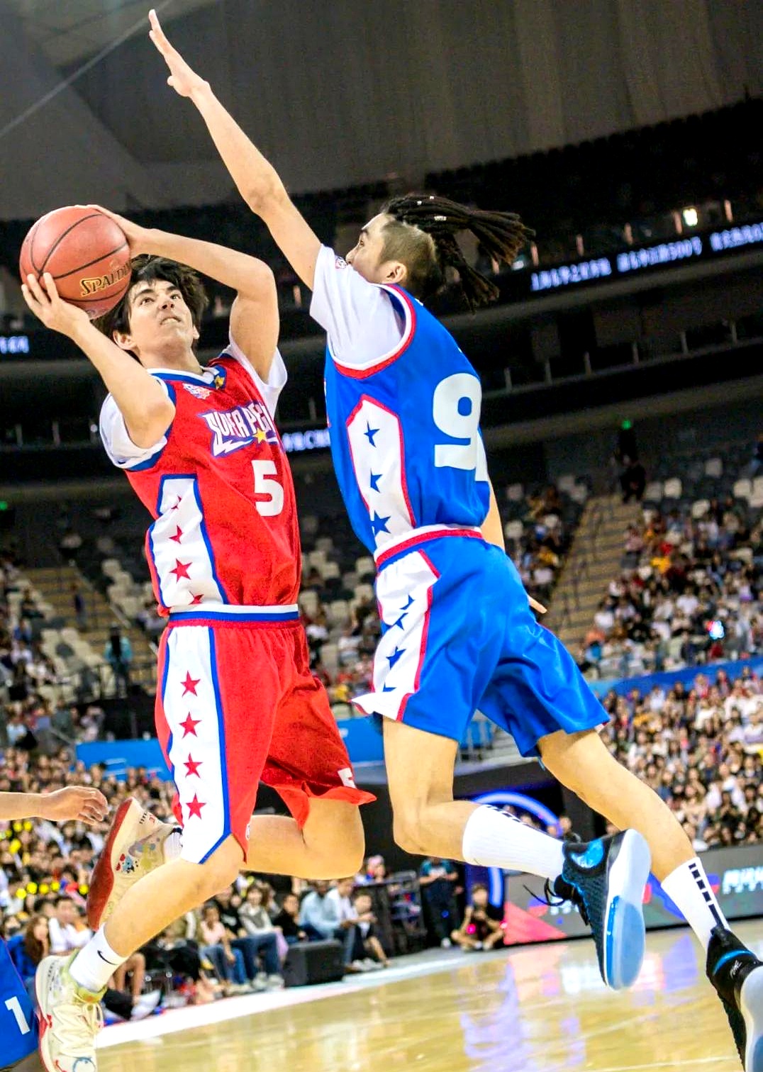 顶级篮球赛场梦幻开战，球迷欢呼雀跃