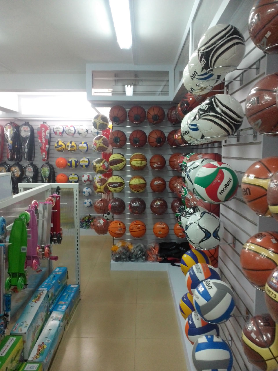 包含体育用品广告牌风波，受到消费者谴责的词条