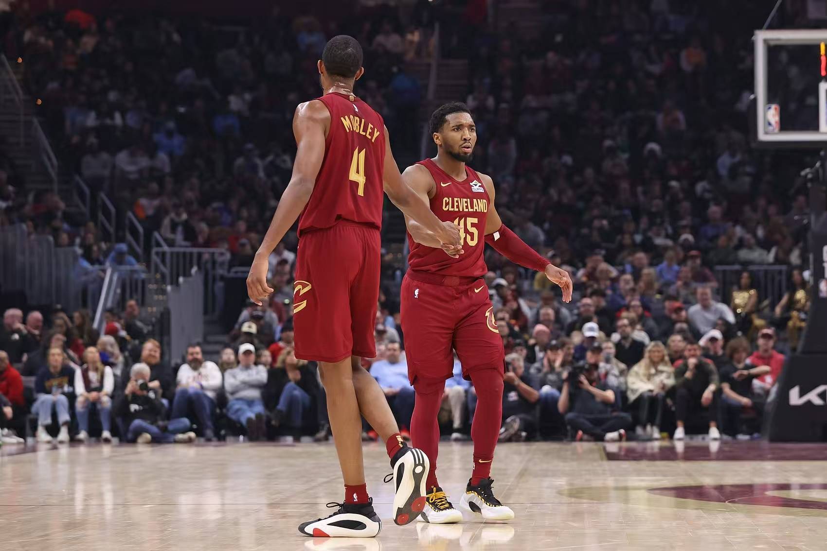 开云下载-凯尔特人不敌猛龙，遭遇两连败