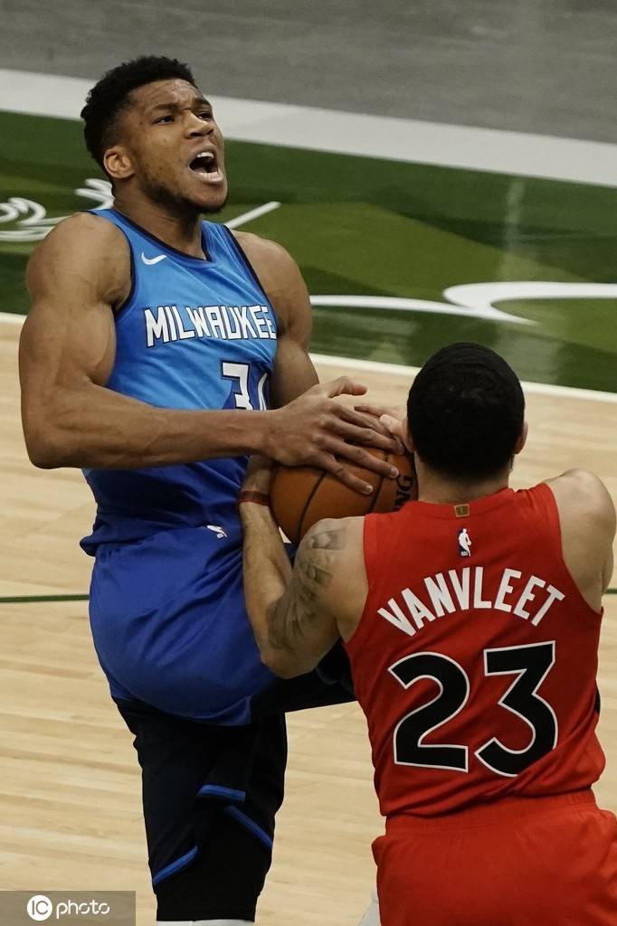 开云体育官方网站-尼克斯轻取雄鹿，范弗利特高光表现