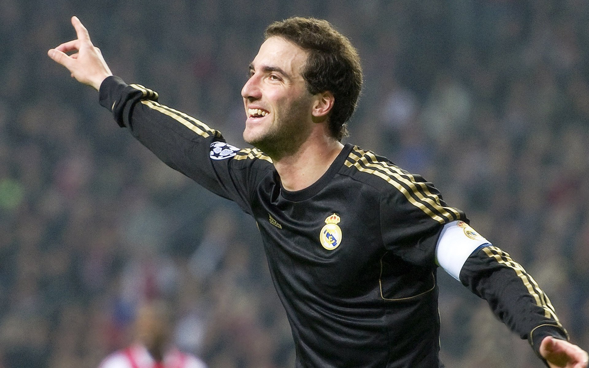 开云体育app-范弗利特，撕开阴云的月光，照亮欧冠半决赛之夜