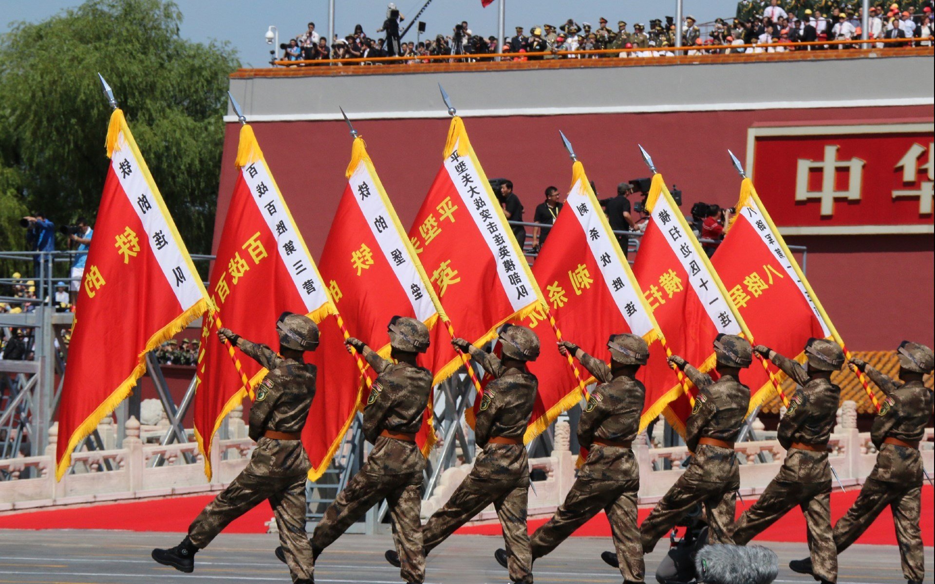 活塞强压步行者，贝恩F1揭幕战接管比赛，体育世界中的双线传奇